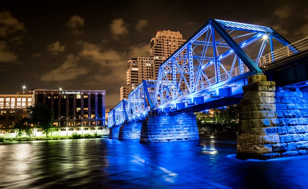 grand rapids blue bridge at night